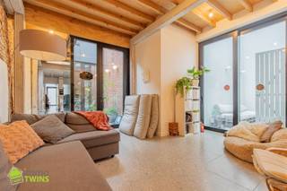 Deze centraal gelegen architecturale woning met een bewoonbare oppervlakte van 139m², beschikt over een trendy industriële inrichting, een patio...