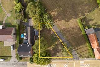 Bouwgrond op 484m² met een breedte van 26,99m, bestemd voor het bouwen van een open bebouwing.Oriëntatie: NOBouwvoorschriften- Min. gevelbreedte: 9m-...