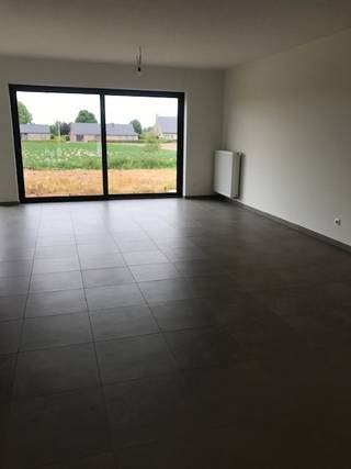 Deze ruime woning is gelegen in een nieuwe verkaveling, in een rustige doodlopende straat, en beschikt over een inpandige garage.Op de verdieping...