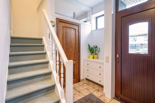 <p><span>Uiterst verzorgde woning van architect Renaat Braem. Woonstraat. Grote tuin. Garagegebouw optioneel.</span></p><p><span> </span></p><p><span>Indeling:</span></p><p><span>Deze woning maakt deel uit van de "Nationale Werf Borgerhout" (30 woningen en 2 appartementsgebouwen), gebouwd in 1948/'49, in het kader van de wederopbouw na de oorlogsjaren.</span></p><p><span>In de hall een gastentoilet. Riante woonkamer met zicht op de tuin. De leefkeuken biedt alle comfort en leidt naar het overdekte terras en de tuin. Achteraan het perceel een toegangsdeur naar een grote garage (optioneel). </span></p><p><span>In de buitenmaatse kelder is er wasgelegenheid en veel berging.</span></p><p><span>Op de verdieping zijn er twee grote slaapkamer en een kleine kamer/bureau. Verder een berging en een grote badkamer met bad en douche.</span></p><p><span> </span></p><p><span>Extra info:</span></p><p><span>- EPC: 296 kWh/(m² jaar).                                      - De elektriciteit is niet conform.</span></p><p><span>- Het dak werd in 2015 vernieuwd (isolatie: 10 cm)   - Ramen dubbel (wat oudere generatie)</span></p><p><span>- C.V. condensatiebrander.</span></p><p><span>Ten laatste: optioneel grotere garage/werkplaats te koop à € 52.000.</span></p><p><span> </span></p>