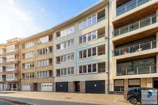 Goed gelegen ruim 2 slaapkamer appartement op de 2de verdieping met zijdelings zeezicht, Op enkele meters van het strand!<br />Indeling: inkomhal met ingemaakte vestiairekast, afzonderlijk toilet, ruime woonkamer met maatkasten, volledig ingerichte nieuwe keuken met toegang tot terras, badkamer met lavabo en douche, 2 slaapkamers met maatkasten en een apart terras. - kelderberging. - autostaanplaats - EPC: 146kWh/m² (UC:3803714) B LABEL<br /><br />Contacteer PERSPECTIEF VASTGOED – 7 op 7 bereikbaar – voor meer informatie of een bezoek.<br />Bel 050/550.750 of mail naar info@perspectiefvastgoed.be.