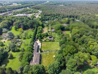  Equestrian accommodation to be renovated at very central location. On a very easily accessible location a few hundred meters from the E19 motorway...