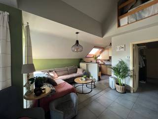 Vlakbij het centrum van De Pinte vinden we dit aangename duplex-appartement. Het appartement is gelegen op de dakverdieping van het appartementsgebouw en heeft een zalig terras!