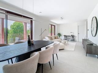 <br />Wonen in de best bereikbare gemeente van Limburg én pal in het vernieuwde groene centrum van Lummen? Dat doe je in residentie Klaver!<br /><br />Dit stijlvolle appartement biedt 130,35m² bruto bewoonbare oppervlakte en heeft onder andere deze troeven:<br />+ Toplocatie in Lummen<br />+ Zeer ruim terras van 64,68m²<br />+ Zeer energiezuinig met zonnepanelen, warmtepomp en ventilatiesysteem D<br />+ Kwalitatieve afwerking<br />+ Veel lichtinval dankzij de grote raampartijen<br />+ Parking en kelderberging<br /><br />Verkoopprijs: € 555.000<br /><strong>All-in prijs 6% met parking en kelderberging: € 637.500<br />All-in prijs 21% met parking en kelderberging: € 708.500</strong><br /><br />Wil je dit luxueus appartement graag eens met eigen ogen zien? Neem contact op met Vestio via 011 800 000 of info@vestio.com voor een bezoekje.