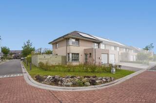 Energiezuinige halfopen bebouwing op toplocatie op 446 m² in Diksmuide.<br /><br />In een rustige, kindvriendelijke woonwijk in Diksmuide bevindt zich deze uitstekend onderhouden halfopen bebouwing. Hier geniet je van een ideale combinatie: een centrale ligging vlak bij sportcentrum De Pluimen, winkels, scholen en openbaar vervoer, gekoppeld aan de rust van een aangename buurt.<br />Op het gelijkvloers vinden we een lichtrijke leefruimte die naadloos overgaat in de open keuken, en een ruime garage met extra bergmogelijkheden.<br />Op het verdiep zijn drie volwaardige slaapkamers en een ingerichte badkamer. Met toegang tot de zolder, een bruikbare zolderruimte met diverse opslag- of uitbreidingsmogelijkheden.<br />Buiten maakt de fraai aangelegde tuin met praktisch tuinhuis het plaatje compleet — een heerlijke plek om tot rust te komen.<br /><br />De vermelde prijs is een richtprijs. Elk bod wordt voorgelegd aan de eigenaar, die het recht behoudt dit te aanvaarden of te weigeren.<br /><br />Neem een voorsprong en vraag uw gratis, vrijblijvende waardebepaling aan via: www.residentievastgoed.be/gratisonlineschatten<br /><br />EPC: 112 kWh/m² (B-label) | Ref.: NI23931