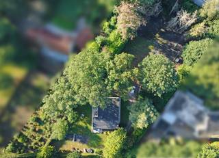 In de residentiële wijk 'Loveld' bieden wij deze charmante bungalow te koop aan op een uitzonderlijk royaal perceel van maar liefst 3.180 m². Dit ruim stuk grond biedt  privacy en groen, gecombineerd met een ongeëvenaarde centrale ligging.<br /><br />U woont hier op een boogscheut van het bruisende centrum van Aalter, waar scholen, winkels, horeca en het station vlot bereikbaar zijn. Bovendien geniet u van een uitstekende en snelle verbinding naar de E40 richting Gent en Brugge. Zoekt u een veelzijdige bouwgrond in Aalter of droomt u van een bungalow te koop op een absolute toplocatie? Neem vandaag nog contact met ons op om de diverse mogelijkheden van dit uitzonderlijke vastgoed te ontdekken.<br /><br />Bestuursmaatregelen in het maatregelenregister: nee<br /><br />Deze AI-visualisaties zijn bedoeld als inspiratie. Er werd geen rekening gehouden met technische specificaties, stedenbouwkundige voorschriften of de concrete mogelijkheden tot realisatie.