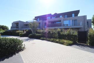 <strong>INDELING</strong><br />Inkomhal, berging/wasplaats met aardgasbrander voor C.V. en het warmwater, ventilatie-unit (type D) en aansluiting voor wasmachine/droogkast, toiletruimte met handenwasser, woonkamer met open keuken voorzien van de volgende toestellen: keramische kookplaat, afzuigkap en koelkast met diepvriesvakje, nachthal, badkamer voorzien van ligbad met douchescherm en badkamermeubel met wastafel, 1 slaapkamer.<br /><br /><strong>BUITEN</strong><br />Terras met tuintje (kunstgras)<br /><br /><strong>KELDERVERDIEPING</strong><br />Autostaanplaats 0.7 met aansluitende berging.<br /><br />Er is een gemeenschappelijke fietsenberging.<br />Forfaitair bedrag gemeenschappelijke lasten: 50 € / maand (o.a. verzekering en onderhoud lift, syndicus)