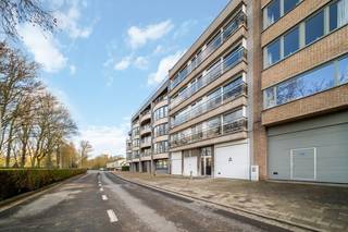 Bent u op zoek naar een veilige en praktische parkeer- of opslagmogelijkheid in Oostende? Ontdek dan deze afgesloten garage, gelegen in het garagecomplex Tennis Garden. De garage bevindt zich op het gelijkvloers, waardoor ze bijzonder vlot en gemakkelijk toegankelijk is. Ideaal voor het veilig stallen van uw wagen, fietsen of als extra bergruimte. Deze garage biedt een interessante opportuniteit voor zowel eigen gebruik als investering. Interesse? Contacteer ons vandaag nog voor meer informatie of een bezoek ter plaatse.