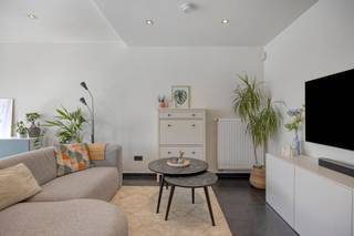 Dit gerenoveerde appartement (2017) van 87 m² ligt in het geliefde Deurne-Zuid, tussen het Boekenbergpark en het Boelaerpark.<br /><br />Via de inkomhal met vestiaire, videofoon en apart gastentoilet kom je terecht in de lichtrijke leefruimte met volledig uitgeruste open keuken. Aansluitend bevindt zich een praktische berging met ruimte voor een wasmachine, droogkast en extra opslag. De moderne badkamer is voorzien van een ruime inloopdouche.<br /><br />Het appartement beschikt over twee slaapkamers van 16 m² en 9 m², beide gelegen aan de rustige achterzijde van het gebouw. De tweede slaapkamer is ideaal als bureau, dressing of kinderkamer en biedt toegang tot het terras van 7 m² met een aangenaam open uitzicht. Tot slot beschikt het appartement over een privatieve kelderberging van 5 m².<br /><br />De ligging is een absolute troef: op wandelafstand van het Boelaerpark en Boekenbergpark met zwemvijver, winkels, bakkers, een viswinkel, biomarkt en de wekelijkse markt. Dankzij tram, bus of Velo bereik je in een mum van tijd het centrum van Antwerpen, terwijl je thuis geniet van de rust van een groene woonomgeving.<br /><br />Extra pluspunten: EPC B, conforme elektriciteit, elektrische rolluiken met centrale bediening, vliegenramen aan alle ramen, lage gemeenschappelijke kosten en laadpalen vlak voor de deur.<br /><br />Beschikbaar vanaf eind december/begin januari. Ideaal als starterswoning of voor wie comfortabel en rustig wil wonen vlak bij de stad.<br /><br />De algemene voorwaarden van Dewaele DIY kunt u steeds raadplegen via dewaele.com.<br /><br />Bestuursmaatregelen in het maatregelenregister: nee