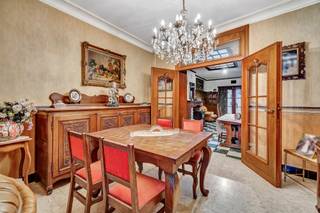 <p>Voor meer info of een bezoek, bel 054 69 39 39 - <strong>Prachtig herenhuis met art deco accenten</strong> nabij het centrum van Geraardsbergen. Op het gelijkvloers bevindt zich de ruime inkomhal die toegang geeft tot de living, de eetplaats, de keuken, de trappenhal, <strong>de kelder</strong> en het salon, elk met een aparte deur. Vanuit de inkomhal bereikt u links het salon, gescheiden van de eetplaats door <strong>een prachtige houten deurpartij met geslepen glas</strong>. Aansluitend bevinden zich de keuken, de badkamer en <strong>de veranda, met toegang tot een kleine stadstuin en een bijgebouw</strong> (gelijkvloers en eerste verdieping, elk ca. 11 m²), ideaal als hobbyruimte. Op de eerste verdieping zijn er<strong> twee ruime slaapkamers, waarvan één met terras aan de straatzijde in natuursteen.</strong> De gang en de nachthal zijn voorzien van ingebouwde kasten. Via een tussenverdiep bereikt u de tweede verdieping met de nachthal en opnieuw <strong>twee volwaardige slaapkamers</strong>. Een vaste trap leidt naar <strong>de inrichtbare zolder</strong>. Deze charmante woning onderscheidt zich door haar architecturale accenten, ruime kamers en centrale ligging nabij het centrum van de Oudenbergstad. Na de nodige (energetische) renovatie vormt dit pand een unieke thuis met veel potentieel. (Maatregelen opgenomen in het maatregelenregister: neen)</p>