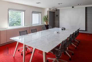 Découvrez ce bureau prêt à l'emploi de 500 m², stratégiquement situé à proximité de la gare de Gand-Saint-Pierre, le long du R4 et du canal de ceinture de Gand. Grâce à la proximité des autoroutes E40 et E17, le bureau est extrêmement facile d'accès, tant en voiture qu'en transports en commun. L'emplacement offre non seulement une excellente visibilité, mais il est également entouré de verdure, les parcs Blaarmeersen et Overmeerspark étant accessibles à pied.<br /><br />Le bureau, situé au rez-de-chaussée d'un immeuble de bureaux durable, a été conçu dans un souci de confort moderne et d'efficacité. L'espace comprend des bureaux lumineux équipés de tout le matériel de bureau nécessaire, des salles de réunion et d'événement communes spacieuses, de grandes fenêtres et même des douches. Le loyer inclut le mobilier, ce qui vous permet de commencer à travailler immédiatement sans aucun souci.<br /><br />En outre, le site dispose d'un local à vélos couvert et d'un vaste parking équipé de bornes de recharge pour les véhicules électriques, ce qui en fait un choix parfait pour les entreprises qui allient durabilité et mobilité.<br /><br />Ce bureau unique est disponible immédiatement. Pour de plus amples informations, des détails techniques, des plans ou une visite sans engagement, veuillez contacter PANORAMA au 0477 44 39 30. Découvrez ce lieu de travail idéal et faites l'expérience de la différence d'un environnement de bureau durable et de haute qualité.<br /> 