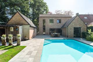 Welkom in deze uiterst charmante en ruime villa, gelegen op een zonnig perceel met een prachtig aangelegde tuin, verwarmd zwembad en optimale...