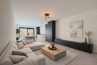 <br /><br />Deze TOTAAL GERENOVEERDE WONING uit 2025 biedt een perfecte combinatie van MODERN WOONCOMFORT, ENERGIEZUINIGHEID en een CENTRALE LIGGING. Gelegen in het CENTRUM van Ronse bevinden winkels, scholen, horeca en openbaar vervoer zich op WANDELAFSTAND, waardoor u geniet van alle DAGELIJKSE VOORZIENINGEN BINNEN HANDBEREIK. Dankzij de doorgedreven renovatie behaalt de woning een UITSTEKEND EPC-LABEL A, wat garant staat voor een LAAG ENERGIEVERBRUIK en een zorgeloze, TOEKOMSTGERICHTE WOONERVARING.<br />De indeling werd praktisch en hedendaags uitgewerkt. Via de inkomhal bereikt u een moderne badkamer, uitgerust met aansluiting voor wasmachine, evenals een apart gastentoilet. Onder de trap bevindt zich een handige bergruimte. Achteraan opent de woning zich naar een ruime leefruimte met open, eigentijds ingerichte keuken, waar licht en ruimte centraal staan en u rechtstreeks contact heeft met de buitenruimte. Op de 1ste verdieping bevinden zich 2 comfortabele slaapkamers, bereikbaar via de nachthal. De bovenste verdieping werd ingericht met een 3de slaapkamer en een afzonderlijke berging, ideaal als extra opslagruimte of dressing.<br />Ook buiten is het aangenaam vertoeven. De woning beschikt over een gezellige stadskoer, een onderhoudsvriendelijke plek waar u in alle rust kan genieten van het buitenleven.<br /><br />Adres: Ives-Sabin Maghermanlaan 24 te Ronse<br /><br />EPC: 96kWh/m², G-score en P-score C, Geen renovatieverplichting van toepassing