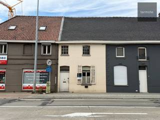 Op te frissen rijwoning met meer ruimte dan men van de voorgevel zou verwachten.<br />Een troef is zeker ook de zeer vlot bereikbare, centrale ligging.<br />Het huis omvat :
<ul>
<li>inkomsas</li>
<li>ruime living</li>
<li>ingerichte keuken</li>
<li>berging,</li>
<li>koer/terras</li>
<li>drie ruime slaapkamers</li>
<li>grote badkamer met ligbad</li>
<li>zolder met mogelijkheid bijkomende kamers</li>
</ul>
Momenteel verhuurd.<br />Wenst u graag een bezoek; stuur een mailtje naar angelé@immo-termote.be<br />