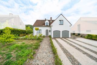 HULDENBERG – À deux pas du centre d’Ottembourg, cette villa de style Cottage (208 m² PEB) vous séduira par son charme authentique et son cadre de...