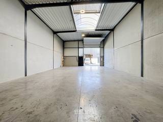 <u><strong>Benaderende OPPERVLAKTEN:</strong></u><br />Opslagruimte: 10,5m x 17,5m = 180m²<br />Parkeerplaats: 12,50m² <br /><br /><u><strong>AFWERKING:</strong></u>
<ul>
<li><strong>Constructie</strong><em>:</em> Geverfde staalconstructie met volledige overspanning, vrije hoogte 6m. Plaatsen van zonnepanelen op het dak is mogelijk.</li>
<li><strong>Buitengevels</strong><em>:</em> Gladde betonplint (10cm PIR) en metalen sandwichpanelen (10cm PIR). Op de gevel is er plaats voorzien voor een uithangbord van uw bedrijf.</li>
<li><strong>Binnenwanden</strong><em>: </em>Betonwanden (15cm) over de volledige hoogte. (RF 60).</li>
<li><strong>Dak</strong><em>: </em>Geïsoleerd (12cm PIR) steeldeck met dampscherm en PVC dakdichting.</li>
<li><strong>Vloer</strong><em>: </em>gepolierde betonvloer met vloerbelasting van 1T/m².</li>
<li>Geïsoleerde en automatische <strong>sectionaalpoort</strong> (h: 4,5m x b: 4m) – aluminium schrijnwerk op gelijkvloers (dubbele beglazing K: 1,1).</li>
</ul>
<strong><u>Algemeen</u>: </strong>Brandklasse C voorzien van RWA (geïntegreerd in de lichtstraat).<br /><br /><u><strong>NUTSVOORZIENINGEN:</strong></u><br />Stadswater, elektriciteit (drijfkracht, 3 x 400V, 32A), proximus, regenwaterput van 10.000l met socarex, afvoer. Afzonderlijke tellers.<br /><br /><u><strong>LIGGING:</strong></u><br />Centrale ligging in West-Vlaanderen.<br />Vlakbij N50 ( Baan Brugge-Kortrijk).<br />Op enkele kilometers van autosnelwegen E403/E40 (Doornik-Brugge).<br /><br /><u>* Bijzonderheden:</u><br />- Onmiddellijk beschikbaar<br />- Prijzen per maand, excl. BTW (21%), onderhoud gemene delen (afrekening syndicus) en onroerende voorheffing (conform aanslagbiljet)<br />- Onze referentie op <strong>www.centro.be</strong> : <strong>P0509</strong> of contacteer ons op <strong>050 70 01 02</strong>.