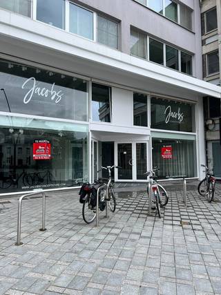 Ligging:Deze handelsruimte heeft de perfecte ligging op de markt van Geel waardoor er veel passage is!Indeling:Deze handelsruimte bestaat uit twee...