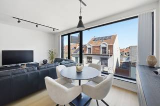 Dit recent appartement met twee slaapkamers, gelegen in Bredene, werd gebouwd in 2025 en is voorzien van de modernste technieken.<br /><br />De lichtrijke leefruimte met open keuken is afgewerkt met hoogwaardige parketvloeren en voorzien van vloerverwarming, grote aluminium ramen met hoogrendementsglas en een volledig uitgeruste keuken met natuursteen werkblad, inductiekookplaat, oven, microgolfoven, koelkast, diepvries en vaatwasmachine.<br /><br />Het appartement beschikt over twee slaapkamers, elk voorzien van parketvloer, vloerverwarming, ventilatie en thermostaatregeling. De badkamer is modern ingericht met een inloopdouche, lavabo met meubel en spiegelkast, terwijl het apart toilet extra gebruiksgemak biedt. Een praktische berging herbergt de warmtepomp, aansluiting voor wasmachine, ventilatie en omvormer voor de zeven zonnepanelen op het dak.<br /><br />Elektriciteit is conform tot 2050 en het appartement is aangesloten op systeem D ventilatie, wat zorgt voor een gezond binnenklimaat. Gemeenschappelijke ruimtes omvatten een fietsen- en vuilnisberging. Er is een optionele aankoop mogelijk van een autostaanplaats , wat extra gemak biedt voor de wagen.<br /><br />Dit appartement is een ideale keuze voor wie een moderne, energiezuinige woning zoekt in een rustige, maar goed bereikbare omgeving aan de Belgische kust.<br /><br />Interesse? Contacteer ons en plan uw bezoek in!