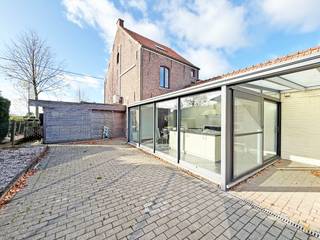 Deze instapklare woning werd kwalitatief gerenoveerd in de periode 2017-heden en bevindt zich langs de Hundelgemsebaan te Hundelgem (Zwalm)...