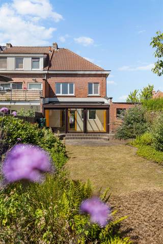 <p><span>Halfopen bebouwing met uitzonderlijk potentieel op toplocatie in Molenveld, Edegem</span></p><p><span> </span></p><p><span>In de geliefde wijk Molenveld in Edegem vindt u deze halfopen bebouwing met een schat aan mogelijkheden. Gelegen op een perceel van 304 m² combineert deze woning een rustige, groene omgeving met een uitstekende bereikbaarheid en alle voorzieningen binnen handbereik.</span></p><p><span> </span></p><p><span>De woning beschikt momenteel over drie volwaardige slaapkamers en een badkamer, waardoor ze perfect geschikt is voor gezinnen, koppels of investeerders die op zoek zijn naar een pand met toekomstmogelijkheden. Dankzij de degelijke structuur en functionele indeling vormt deze woning de ideale basis voor een renovatie volledig naar eigen smaak en wensen.</span></p><p><span> </span></p><p><span>Een extra troef is de ruime zolderverdieping, die tal van uitbreidingsmogelijkheden biedt. Mits de nodige aanpassingen kan deze worden ingericht als bijkomende leefruimte, extra slaapkamers, een thuiskantoor, hobbykamer of een royale master suite.</span></p><p><span> </span></p><p><span>Achteraan geniet u van een aangename, groene tuin waar rust en privacy centraal staan. De aanpalende garage zorgt bovendien voor extra comfort, parkeergelegenheid en praktische bergruimte.</span></p><p><span> </span></p><p><span>Troeven van deze woning:</span><span><br />- Gelegen in de gegeerde woonwijk Molenveld<br />- Halfopen bebouwing op een perceel van 304 m²<br />- Drie volwaardige slaapkamers<br />- Uitbreidingsmogelijkheden via de zolderverdieping<br />- Rustige en private tuin<br />- Aanpalende garage<br />- Uitstekende bereikbaarheid<br />- Veel potentieel</span></p><p><span> </span></p><p><span>Bent u op zoek naar een woning die u volledig naar uw eigen stijl kunt vormgeven, op een toplocatie in Edegem? Dan is dit een opportuniteit die u niet wilt missen.</span></p><p><span>Contacteer ons vandaag nog voor een bezoek en ontdek zelf de mogelijkheden van deze woning.</span></p>