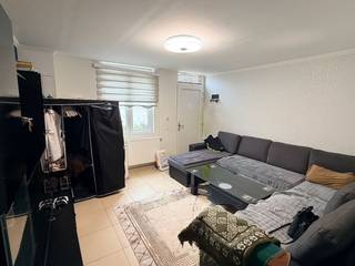 Deze gunstig gelegen en gezellige halfopen woning in Tildonk is een ideale opportuniteit voor starters, jonge gezinnen of kopers die op zoek zijn naar een betaalbare woning met potentieel. Op het gelijkvloers beschikt de woning over een aangename woonkamer, een eetkamer en een open keuken. Verder bevindt zich op de gelijkvloerse verdieping een badkamer met wastafel, toilet en bad.  Klein terrasje aan achterzijde.<br />Op de eerste verdieping zijn er twee slaapkamers. Via een vaste trap bereikt u de zolderverdieping, die bovendien extra mogelijkheden biedt naar opslag of hobbyruimte.<br />De woning kan hier en daar wat opfriswerk gebruiken, maar vormt dankzij haar gezellige karakter en praktische indeling een uitstekende basis om er met beperkte ingrepen een fijne thuis van te maken. Een tof pandje voor wie betaalbaar wil wonen.