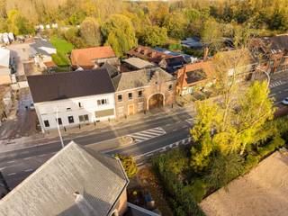 In het hart van het gegeerde Wimmertingen, op de Luikersteenweg 512, bevindt zich het uitzonderlijke en beschermd pand “Hoeve De Klok” – een uniek gesloten hoevecomplex dat authenticiteit en hedendaags comfort op sublieme wijze combineert.<br />Aan de straatzijde bevindt zich het statige poortgebouw met een ruim te renoveren woonhuis, ideaal als toekomstig kantoor, praktijk of woongedeelte. Dankzij de centrale ligging, de uitstekende bereikbaarheid en de nabijheid van een ruime parking is dit een uitgelezen locatie voor wie wonen en werken wil combineren. Voor dit gedeelte is bovendien een apart huisnummer mogelijk.<br />Georiënteerd op de ruime tuin vind je de voormalige vakwerkschuren, die met veel zorg voor detail en respect voor het erfgoed werden omgevormd tot een moderne, instapklare woning. <br />De renovatie gebeurde met oog voor energie-efficiëntie en comfort, waarbij hedendaagse technieken en hoogwaardige materialen werden geïntegreerd zonder afbreuk te doen aan het authentieke karakter van het gebouw.<br />De woning beschikt over vloerverwarming in combinatie met een lucht-water warmtepomp, een ventilatiesysteem type C en een geavanceerd domoticasysteem. Daarnaast werd er gedacht aan modern wooncomfort met een laadpaal voor elektrische wagens, automatische screens aan de voorgevel, en een gezellige houthaard als sfeervol middelpunt van de leefruimte.<br />Verder is het pand uitgerust met regenwaterrecuperatie, en een centraal audiosysteem dat in de hele woning geïntegreerd is. De volledig uitgeruste keuken met kwalitatieve inbouwtoestellen vervolledigt het geheel en maakt deze woning meteen instapklaar voor wie comfort en authenticiteit wil combineren.<br />De bovenverdieping telt momenteel 2 ruime slaapkamers, maar kan eenvoudig worden uitgebreid of heringedeeld volgens eigen wensen. De slimme inrichting met lichttracks, programmeerbare verlichting, onzichtbare vloerkanalen en talrijke data-aansluitpunten maakt dit pand bijzonder polyvalent.<br />De gebouwen zijn gegroepeerd rond een sfeervolle zuidwestgerichte binnenruimte die door de ommuring een aangenaam microklimaat creëert – ideaal voor een intiem terras of binnentuin. Daarachter strekt zich een ruime, rustige tuin uit die aansluit op een natuurgebied: een perfecte plek om tot rust te komen of om te vertrekken voor ontspannende wandelingen in het groen. Bron bewoonbare oppervlakte: EPC.<br /><br />Buitengewone kenmerken: <br />- Vloerverwarming<br />- Lucht-water warmtepomp<br />- Ventilatiesysteem type C<br />- Domoticasysteem<br />- Laadpaal<br />- Automatische screens aan de voorgevel<br />- Branddetectiesysteem met voorbereiding inbraakdetectie<br />- Centraal audiosysteem<br />- Te renoveren extra woning +- 200m2