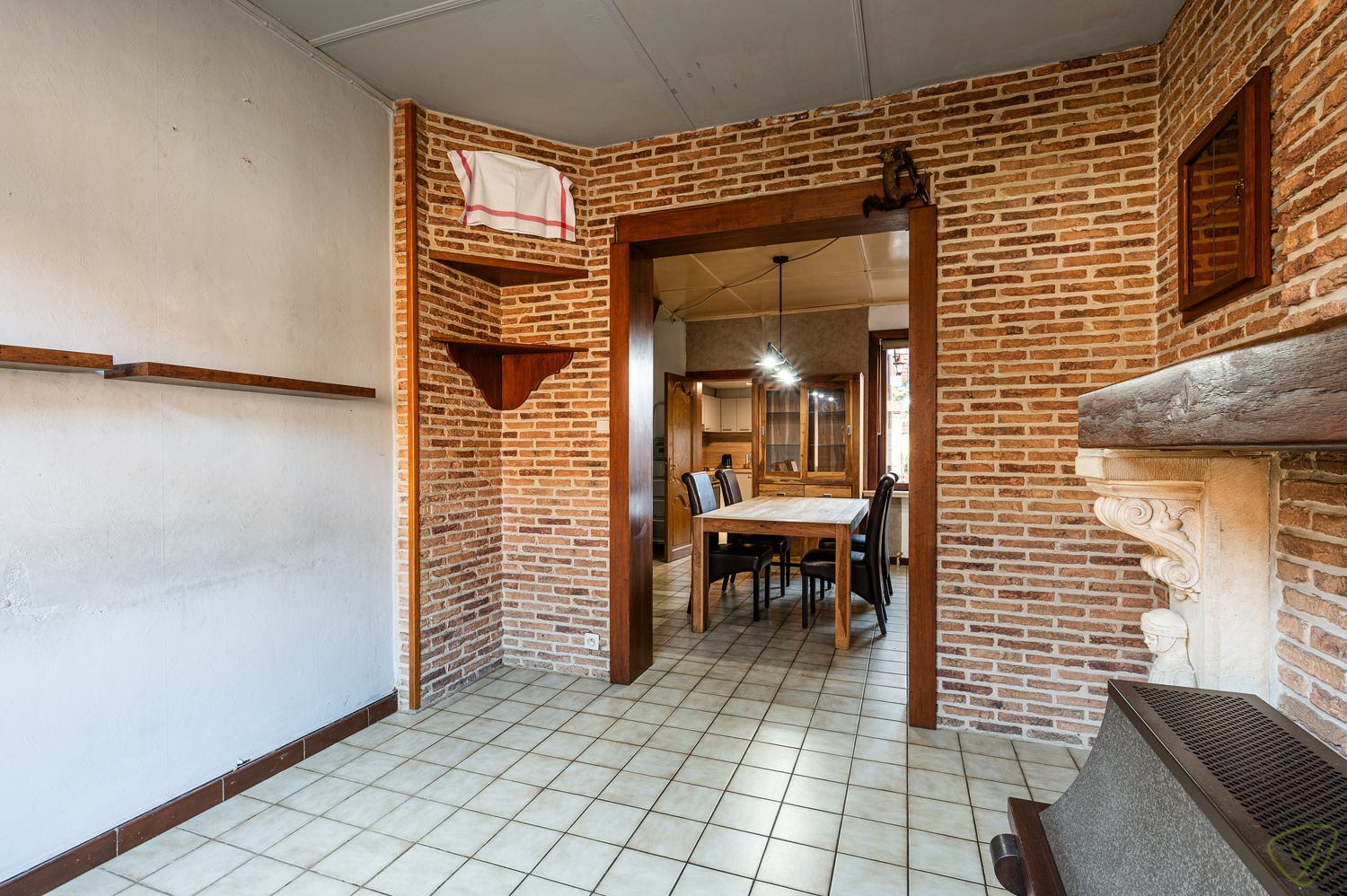 Charmante gesloten bebouwing met ruime tuin en renovatiepotentieel - foto 4