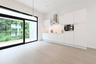 Deze mooie stadswoning/ duplex appartement met 2 ruime terrassen is gelegen in residentie Zurenborg Poort aan de Plantin & Moretuslei, een Art Deco stadsproject in hartje Zurenborg. De buurt kenmerkt zich door zijn sierlijke herenhuizen in Art-nouveaustijl, de Sint Norbertuskerk en de populaire Dageraadplaats met zijn gezellige restaurantjes. Het project is eveneens zeer centraal gelegen, op wandelafstand van openbaar vervoer en winkels en in de nabijheid van de uitvalswegen naar Brussel en Nederland. Het duplex appartement heeft een eigen inkom en geeft je daarom meer het gevoel van een stadswoning. Op de gelijkvloerse verdieping vinden we een ruime inkomhal met trap naar de 1ste verdieping, een grote berging met voorziening voor wasmachine en droogkast, een apart toilet, een badkamer met inloopdouche en 2 slaapkamers welke beide toegang geven tot het ruime terras met zicht op de mooie groene gemeenschappelijke tuin. Op de 1ste verdieping vinden we een ruime woonkamer met open keuken en een 2de groot terras. De grote schuiframen en hoge plafonds in heel de woning geven een bijzonder ruim en licht gevoel. Gemeenschappelijke kosten: €100/maand inclusief verwarming en warm water. Niet-gemeubeld Beschikbaar vanaf 01/12/2026Telefonisch worden er geen afspraken ingepland. Gelieve te reageren via het contactformulier.