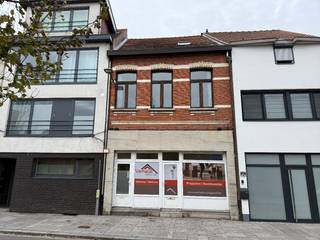 Dit comfortabel appartement is gelegen op de gelijkvloerse verdieping van een kleinschalig gebouw zonder lift. Indeling: een inkomhal, een woon- en eetkamer 44m² op tegel, een open keuken die is uitgerust met een een kookplaat, dampkap, een oven en een spoelbak. Vanuit de nachthal heeft u toegang tot de badkamer die voorzien is van een douche, een toilet en een wandmeubel en aangrenzend treft u de slaapkamer 17m². Tevens is er een aparte berging met aansluiting voor uw wasmachine/droogkast. Vanuit de leefkeuken en berging is er een toegang naar een privatieve tuin. Ideaal gelegen, namelijk in het centrum van Ekeren. Op een steenworp van het openbaar vervoer, winkels, ontspanningsfaciliteiten, restaurants, invals- en autosnelwegen, ...