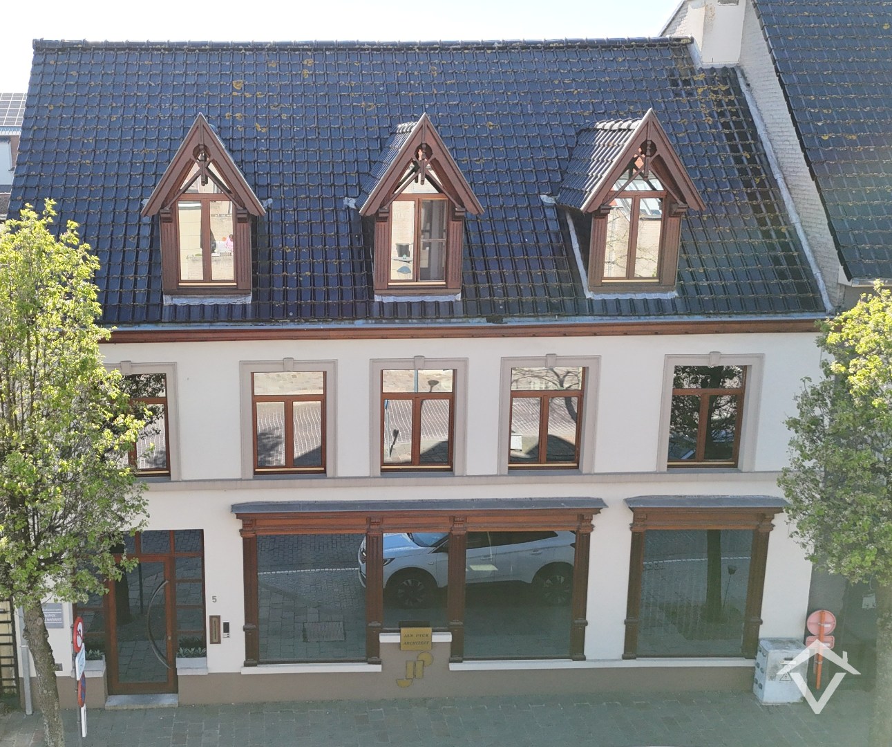 Deze instapklare handelswoning is gelegen in het centrum op een commerciële topligging op de markt van Koekelare - foto 1