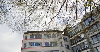 <strong>KIJKDAG MAANDAG 21 SEPT (AVOND) - Enkel op afspraak via stephanie@immodelestre.be. </strong><br />Erg ruim app. (125 m²), gelegen op een toplocatie met zicht op het gekende Kanunnik Colinetplein Aalst in een rustige Residentie. Makkelijk bereikbaar en toch een ‘groen, open uitzicht’ maken van deze ligging dan ook de ideale uitvalsbasis.<br />Winkels, horeca, openbaar vervoer bevinden zicht op wandelafstand. Ook de supermarkten van de diverse grote ketens liggen binnen een straal van minder dan 2 kilometer. De indeling is als volgt: inkomhal met vestiaire, ruime leefruimte met parket, ingerichte keuken, twee ruime slaapkamers, afzonderlijk toilet, bergruimte met plaats voor wasmachine, terras aan de achterzijde. In de kelder is nog een erg ruime berging dewelke begrepen is in de huurprijs. Beschikbaar: onmiddellijk. De maandelijkse huurprijs bedraagt 845 euro. Gemeenschappelijke kosten: 50 euro (provisie). Voorschot verwarming: 100 euro. Optioneel mogelijk om een nabijgelegen garage te huren aan 93 euro per maand.  Verder is er een ruime parking voor de deur of in de nabijgelegen ‘Kroon Parking’.