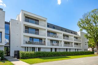 Dit recent project is gunstig gelegen nabij het centrum van Geel. <br /><br />Het appartement omvat een inkomhal, een afzonderlijk toilet, een leefruimte met open keuken, een berging, een badkamer, 2 slaapkamers en een terras. Het appartement is overal betegeld met een stijlvolle grote tegel. De badkamer is voorzien van een grote inloopdouche, toilet en badkamermeubel met wastafel.<br /><br />Ondergrondse autostaanplaats en berging beschikbaar.<br /><br />Bijzonderheden:<br />- EPC: A-label<br />- Gemeenschappelijke kosten: €60