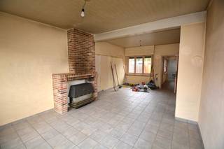 Te renoveren half open bebouwing op een perceel van 445 m² vlakbij het centrum van Ranst, bestaande uit: inkomhal; leefruimte; basis...