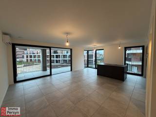 Ontdek dit schitterende, onmiddellijk beschikbare nieuwbouwappartement op de eerste verdieping, dat luxe en comfort perfect combineert met een uitstekende bereikbaarheid. De vlotte verbinding met voorzieningen en de nabijheid van openbaar vervoer maken het een ideale thuisbasis. Dit is wonen zonder zorgen, met oog voor detail en energiezuinigheid.<br /><br />Dit appartement beschikt over twee comfortabele slaapkamers en biedt een strakke, moderne uitgeruste keuken met een prachtig, groot keukeneiland—ideaal voor gezellige etentjes en koken. De leefruimte strekt zich uit tot een ruim, zuidoost gericht terras, waar u optimaal van de zon kunt genieten. De leefruimte is tevens uitgerust met een airco waardoor je het hele jaar door kan genieten van deze lichtrijke ruimte. Dankzij de lift in het gebouw zijn alle verdiepingen eenvoudig bereikbaar. Bovendien zijn een ondergrondse staanplaats en een kelderberging (naast elkaar gelegen) inbegrepen.<br /><br /><u><strong>INDELING</strong></u><br /><strong>Kelder:</strong> Ondergrondse staanplaats en langsgelegen kelderberging.<br /><strong>Gelijkvloers: </strong>Gemeenschappelijke inkomhal met brievenbussen en lifttoegang.<br /><strong>1ste verdieping:</strong> Inkomhal, leefruimte met open keuken, berging/technische ruimte, apart toilet, badkamer, twee slaapkamers, terras.<br /><br />Het EPB verslag is nog in opmaak. De EPB startverklaring vermeld een E-peil 20.<br /><br />Vermelde huurprijs exclusief gemeenschappelijke provisionele kost van 75€/maand.<br /><br />Is jouw interesse gewekt? Neem dan vandaag nog contact  via verhuur@immopersyn.be of 013/444 008.