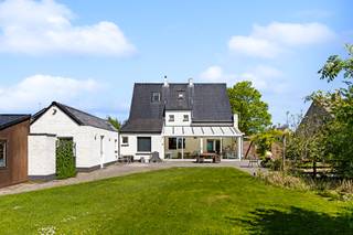 <p>Wie op zoek is naar ruimte, karakter en mogelijkheden, voelt zich hier meteen thuis. Deze alleenstaande villa op een perceel van 2.345 m² combineert een rustige ligging in Ruddervoorde met een verrassend groot woonvolume en tal van extra troeven.</p><p>De instapklare woning beschikt over 274 m² bewoonbare oppervlakte, 4 slaapkamers en 3 badkamers. Op het gelijkvloers geniet u van een lichtrijke woonkamer, eetkamer, keuken, veranda, bureau, badkamer, wasruimte en een bijzonder ruime leefruimte/atelier die perfect aansluit bij wie wonen en werken wil combineren. Ook hobbyisten of grote gezinnen vinden hier moeiteloos hun plek. Daarnaast is er nog een praktische kelder aanwezig.</p><p>Op de verdieping bevinden zich 3 ruime slaapkamers, een dressing/inloopkast en een badkamer. De tweede verdieping biedt nog een extra kamer en bureau, ideaal als thuiswerkplek, hobbyruimte of tienerkamer.</p><p>Buiten geniet u van een grote tuin met veel privacy, meerdere terrassen en ruime parkeermogelijkheden. De verschillende bijgebouwen creëren extra mogelijkheden: van gezellige mancave tot magazijn, atelier of opslagruimte voor werkmateriaal.</p><p>Technisch beschikt de woning over een asbestveilig attest en EPC-label D (339 kWh/m²jaar).</p><p>Een eigendom met charme, volume en vrijheid op een vlot bereikbare ligging tussen Brugge en Torhout.</p><p>Interesse?</p>