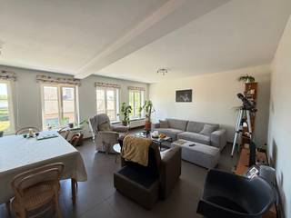 Dit ruime appartement is ideaal gelegen in het centrum van de Pinte, op wandelafstand van diverse winkels, scholen en openbaar vervoer.
