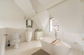 - Instapklare, karaktervolle woning<br />- Ideale ligging: Karnemelkstraat 45 in Roeselare<br />- Ruime inkomhal met apart toilet<br />- Lichtrijke leefruimte met open keuken<br />- Gezellig zonneterras (zuidwestgericht) met aanpalende berging<br />- 3 slaapkamers op de eerste verdieping<br />- Badkamer met toilet, inloopdouche en wastafel<br />- Grote zolder ingericht als masterbedroom met complete extra badkamer<br />- Conforme elektriciteit<br />- EPC: 219 kWh/m²/jaar, label C, UC: 3921422 (geen renovatieplicht)<br />- Richtprijs: € 249.000