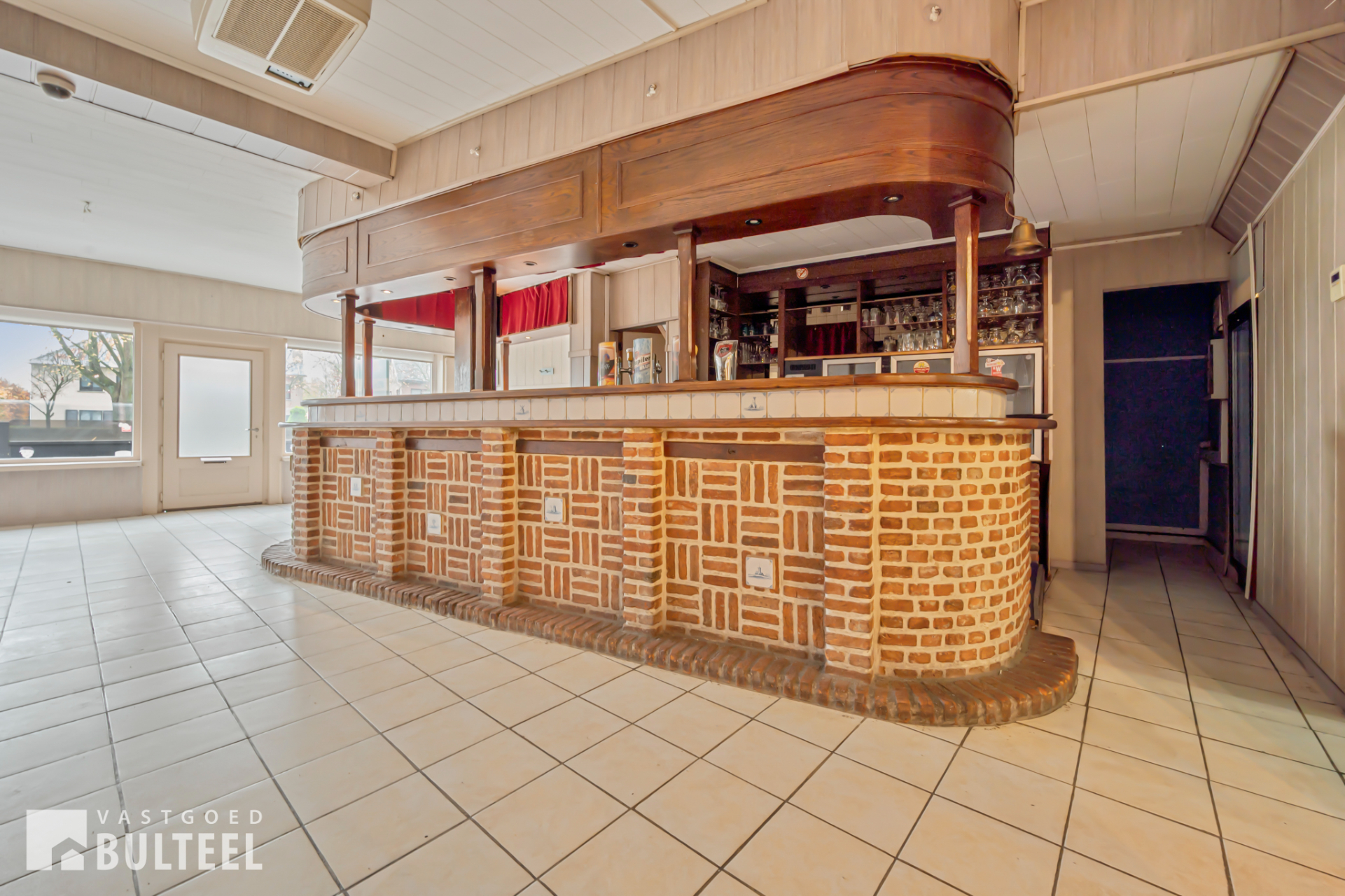 Handelspand met woonst en polyvanlente zaal op toplocatie! - foto 3