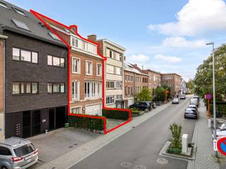 Met veel trots stellen wij u deze statige herenwoning voor, discreet gelegen in een residentiële straat aan de groene zuidrand van Leuven, vlak bij Abdij van Park. Deze karaktervolle, lichtrijke woning verrast met haar indrukwekkende volumes en biedt bijzonder veel potentieel om uw droomwoning te realiseren. Ook voor een vrij beroeper die wonen en werken wil combineren, zijn er tal van mogelijkheden. Op het gelijkvloers vindt u een royale inkomhal en een ruim bureel met eigen sanitair, ideaal als praktijkruimte of wachtkamer, maar evengoed als extra zithoek. Van hieruit heeft u toegang tot de grote, charmante stadstuin, waar u heerlijk kunt ontspannen of gezellig tafelen met familie en vrienden. De royale leefruimtes genieten van een prachtige natuurlijke lichtinval en versterken het aangename ruimtegevoel doorheen de woning. Ook de slaapkamers zijn met hun oppervlaktes van 20 tot 30 m² uitzonderlijk ruim. Afhankelijk van de indeling zijn er tot wel zes slaapkamers mogelijk. De inpandige dubbele garage en de oprit met plaats voor twee extra wagens zorgen voor bijzonder veel comfort, zo dicht bij de stad. Bovendien beschikt de woning over een gunstig EPC-label B. Dit is geen alledaagse woning, maar een lichtrijk herenhuis met karakter, royale ruimtes en eindeloos veel mogelijkheden om er helemaal uw thuis van te maken. Interesse? Contacteer ons via info@homies.be of bel 016 22 82 22