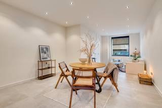Wonen in alle comfortDeze woning onderging recent een totaalrenovatie en werd omgevormd tot een hedendaagse thuis met kwalitatieve materialen en een verzorgde afwerking. Alles werd met aandacht vernieuwd, waardoor je hier zonder zorgen meteen kan intrekken.Dankzij de aanwezigheid van zonnepanelen én airconditioning geniet je bovendien het hele jaar door van een aangenaam binnenklimaat en een lage energiekost.Uitstekende liggingDe woning bevindt zich op een bijzonder gunstige locatie in Roeselare, vlakbij scholen, winkels, openbaar vervoer en het station.De zuidwestgerichte oriëntatie zorgt voor veel lichtinval en een zonnige buitenruimte, ideaal om optimaal van je tuin en terras te genieten.IndelingVia de inkomhal met apart gastentoilet kom je binnen in een ruime en lichtrijke leefruimte. Aansluitend vind je de volledig uitgeruste keuken met eetplaats.Verder beschikt de woning over vier volwaardige slaapkamers, een moderne badkamer, een kelder en een praktische traphal.Achteraan bevindt zich een afzonderlijke garage die bereikbaar is via een achterliggende weg. Deze ruimte biedt bovendien extra mogelijkheden, zoals een bureauruimte of hobbyatelier.Buiten kan je heerlijk ontspannen op het zonnige terras met gezellig stadstuintje, volledig privé.Interesse in deze instapklare woning, neem dan contact op met de dossierverantwoordelijke Jeroen Taillieu: 0493/25 14 33 - jeroen.taillieu@dewaele.com en maak een afspraak.
