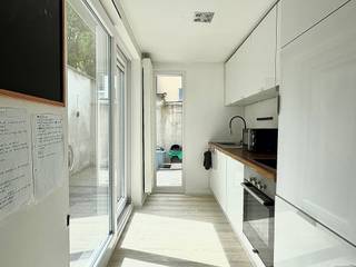 <p><span>Ben je op zoek naar een instapklare woning op een rustige ligging in Gent? Dan is deze charmante woning in de Klapeksterstraat 17 zeker een bezoek waard. Dankzij de renovatie in 2017 combineert de woning hedendaags comfort met een gezellige uitstraling.</span></p>
<p><span>Bij het binnenkomen kom je terecht in de aangename leefruimte die aansluit op de praktische keuken. De woning beschikt verder over drie volwaardige slaapkamers, ideaal voor gezinnen, thuiswerk of extra hobbyruimte. De badkamer is uitgerust met een douche en wastafel en biedt alle nodige comfort.</span></p>
<p><span>Achteraan bevindt zich een zonnige koer waar je in alle rust kan genieten van het mooie weer of gezellig kan ontspannen.</span></p>
<p><span>De woning geniet bovendien van een gunstige ligging nabij winkels, openbaar vervoer, scholen en belangrijke invalswegen, waardoor je vlot verbonden bent met het centrum van Gent en omliggende gemeenten.</span></p>
<p>Interesse? Neem snel contact op met Thomas op het telefoonnummer 0474 26 27 58 of via info@vicusvastgoed.be</p>