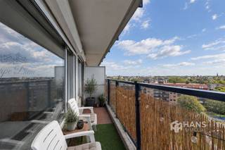 <p><span>Op de Potvlietlaan woon je net buiten de Singel, op een centrale en vlot bereikbare locatie in Berchem. Naast het gebouw zorgen een ruim grasveld en een speeltuin voor een aangename, groene toets – ideaal voor gezinnen met kinderen. Ook qua bereikbaarheid zit je hier goed: openbaar vervoer en velo-stations bevinden zich vlakbij en met de wagen bereik je vlot de belangrijkste invalswegen. Zo combineer je een rustige woonomgeving met de nabijheid van de stad.</span></p><p><span>Het appartement bevindt zich op de negende verdieping, waardoor je geniet van veel natuurlijke lichtinval en een open uitzicht. Het geheel verkeert in degelijke staat, maar biedt tegelijk de mogelijkheid om het naar eigen smaak te moderniseren. Het dak is conform geïsoleerd en circa vijf jaar geleden werden nieuwe PVC-ramen geplaatst. De verwarming is collectief op gas. Momenteel is het appartement verhuurd aan €875/maand, inclusief €200 vaste kosten.</span></p><p><span>Je komt binnen in de aparte hal, waar een praktische ingemaakte vestiairekast voorzien is. Van hieruit bereik je de verschillende ruimtes. Vooraan bevindt zich de lichtrijke woonkamer (20 m²), vanwaar je rechtstreeks het zuidoostgerichte terras van 9 m² bereikt. Een fijne extra buitenruimte waar je dankzij de hoge ligging bovendien van een mooi open zicht geniet.</span></p><p><span>De aparte keuken (6 m²) is voorzien van de nodige basisuitrusting. Verder beschikt het appartement over twee slaapkamers van respectievelijk 9 m² en 11 m². De badkamer is praktisch ingericht met een douchecabine en lavabomeubel en het toilet is apart.</span></p><p><span>Tot slot staat er nog een privatieve kelderberging ter beschikking en is de autostaanplaats verplicht mee aan te kopen.</span></p><p><span>Een lichtrijk appartement met twee slaapkamers, een ruim terras én alle mogelijkheden om het helemaal naar eigen smaak in te richten. Kom jij het potentieel ontdekken?</span></p><p><span>Bewoonbare opp. 58 m² ref.: bruto vloeropp. EPC. Voor meer info of een gratis schatting surf naar www.hansimmo.be</span></p><p><span> </span></p>