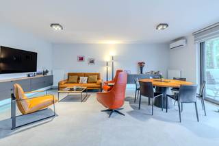 <u><strong>Stijlvol gelijkvloers 2-slaapkamerappartement met 2 badkamers, ruim terras en stadstuin in Lanaken.</strong></u><br /><br />Op zoek naar een stijlvol en instapklaar appartement waar comfort, ruimte en een moderne afwerking centraal staan?<br />Dit prachtige gelijkvloerse appartement, gelegen aan de Koning Albertlaan 88 in Lanaken, is een echte parel.<br /><br />Met twee slaapkamers, twee badkamers, een royale leefruimte, een luxueus uitgeruste keuken en een heerlijk terras en stadstuin biedt dit appartement alles voor wie comfortabel en eigentijds wil wonen!<br /><br /><strong>Centrale ligging in Lanaken</strong><br /><br />Het appartement bevindt zich aan de Koning Albertlaan, op een gunstige locatie in Lanaken. Van hieruit zijn het centrum, winkels, supermarkten, horecazaken en andere dagelijkse voorzieningen vlot bereikbaar, alsook bevindt zich het openbaar vervoer op wandelafstand.<br />Ook de verbindingswegen richting Maastricht (NL) en de E314 bevinden zich op korte afstand.<br /><br /><strong>Lichtrijke leefruimte met directe toegang tot de stadstuin</strong><br /><br />Bij het binnenkomen wordt u verwelkomd in een verzorgde inkomhal die toegang biedt tot de verschillende ruimtes van het appartement.<br />De ruime woonkamer vormt het hart van de woning en geniet dankzij de grote raampartijen van een bijzonder aangename lichtinval. Bovendien beschikt de leefruimte over airconditioning.<br /><br />Via de grote ramen staat de woonkamer rechtstreeks in verbinding met het ruime terras met tuin.<br />Een ideale plek om te genieten van een aperitief, gezellig buiten te eten of simpelweg tot rust te komen!<br /><br />Aansluitend bevindt zich de bijzonder moderne keuken. Deze werd luxueus en kwalitatief afgewerkt en beschikt over een praktisch keukeneiland.<br />Als extra troeven zijn er onder meer een wijnkoeler en een ruime koelkast aanwezig.<br />Een keuken die niet alleen bijzonder mooi oogt, maar ook voorzien is van alles wat u nodig heeft om comfortabel te koken en te genieten!<br /><br />Naast de keuken bevindt zich een praktische berging met aansluitingen voor wasmachine en droogkast.<br /><br /><strong>Twee slaapkamers en twee badkamers</strong><br /><br />Het appartement beschikt over twee comfortabele slaapkamers, die beide voorzien zijn van airconditioning.<br />Een absolute meerwaarde zijn de twee afzonderlijke badkamers.<br />De eerste badkamer is uitgerust met een inloopdouche, dubbele lavabo en toilet. De tweede badkamer beschikt eveneens over een douche, lavabo en toilet.<br />Deze indeling biedt extra comfort en privacy en maakt het appartement bijzonder geschikt voor koppels, een klein gezin of wie graag over een volwaardige logeer- of werkkamer beschikt.<br /><br />Ook op praktisch vlak werd aan alles gedacht.<br />In de ondergrondse verdieping beschikt het appartement over een privatieve kelderberging, ideaal voor het opbergen van fietsen, seizoensgebonden spullen of andere materialen.<br />Daarnaast is er een privatieve garage aanwezig, zodat u uw wagen veilig en comfortabel kunt parkeren.<br /><br /><strong>Troeven op een rij</strong>
<ul>
<li>Modern en stijlvol gelijkvloers appartement</li>
<li>2 slaapkamers en 2 badkamers</li>
<li>Lichtrijke woonkamer met airconditioning</li>
<li>Grote raampartijen met zicht en toegang tot het terras en stadstuin</li>
<li>Ruim terras met tuin</li>
<li>Privatieve kelderberging en garage<br /> </li>
</ul>
Bent u op zoek naar een modern en volledig instapklaar gelijkvloers appartement waar ruimte, comfort en een aangename buitenruimte samenkomen? Dan is dit appartement aan de Koning Albertlaan absoluut een bezoek waard.<br /><br />Uw nieuwe thuis ontdekt? Plan dan vandaag nog uw bezoek.<br />U kan ons contacteren via het nummer <strong><span>089 23 44 22 </span></strong>of mail naar <strong><span>info@immoverslegers.be</span></strong>.<br /><br />Nieuwsgierig naar meer? <br />Bekijk de video van dit appartement. <br />Zo krijgt u meteen een beter gevoel bij de ruimtes en de indeling!<br />( https://youtube.com/shorts/HMOICVb24_s?si=PwE9cTUnPOhA6M5o )