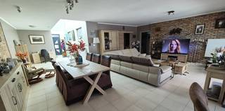 Ontdek deze charmante en ruime gelijkvloerse woning, ideaal gelegen in het centrum van het dorp. Hier geniet je van comfort, ruimte en een vleugje luxe – allemaal op wandelafstand van winkels, scholen en voorzieningen.<br />De woning beschikt over een lichtrijke leefruimte, twee gezellige slaapkamers en een recent vernieuwde badkamer. Een praktische kelder en aparte wasruimte maken het dagelijkse leven extra comfortabel.<br />Buiten word je verwend met een zuidgericht terras, een aangelegd tuintje en als kers op de taart: een zwembad met tuinhuis. De ideale plek om te ontspannen of vrienden en familie te ontvangen.<br />Dankzij de zonnepanelen woon je bovendien energiezuiniger en duurzamer.<br />💡 Extra troeven:<br />Dankzij de gelijkvloerse indeling is de woning ook uitstekend geschikt als zorgwoning.<br />Met een aparte inkom en huisnummer biedt ze bovendien mogelijkheden voor een bijberoep of praktijkruimte.<br />Deze woning heeft zoveel mogelijkheden dat je ze écht zelf moet komen ontdekken. Maak snel een afspraak en laat je verrassen!