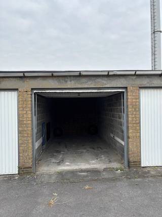 centraal gelegen, gemetste garage in garagecomplex (er zijn er nog 6 beschikbaar en worden individueel verkocht aan € 27.500 per garage)