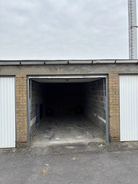 centraal gelegen, gemetste garage in garagecomplex (er zijn er nog 6 beschikbaar en worden individueel verkocht) - photo 1