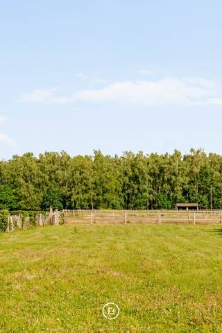 Pal tegenover het prachtige Bulskampveld, op een steenworp van de op- en afrit van Beernem, bevindt zich deze uitzonderlijk charmante, gerenoveerde hoeve op een perceel van ca. 2 hectare. Een zeldzame combinatie van landelijke rust, natuurbeleving en een uitstekende bereikbaarheid.<br /><br />De authentieke hoofdwoning (358 m²) ademt sfeer en karakter en beschikt over maar liefst 7 slaapkamers, elk met een eigen bad- of douchekamer en toilet. De vernieuwde leefkeuken vormt het warme hart van de woning en sluit naadloos aan op de gezellige leefruimte, waar authentieke elementen en hedendaags wooncomfort elkaar perfect aanvullen. De stijlvolle wellnessruimte met een binnenzwembad in glasmozaïek, sauna en douche nodigt uit om het hele jaar door in alle privacy te ontspannen.<br /><br />Verder beschikt de eigendom over een dubbele garage met tuinberging en een vergund bijgebouw van 193 m² als vakantiewoning. Deze omvat een wasplaats, hyper geïnstalleerde keuken, ruime leefruimte met prachtig zicht op de tuin en de weiden, en een luxueuze suite met slaapkamer, inloopdressing en ensuite badkamer. Ideaal als opbrengsteigendom, gastenverblijf of kangoeroewoning.<br /><br />Voor paarden- en dierenliefhebbers is dit een unieke plek, met buitenpiste, 5 paardenstallen, wasplaats, voederruimte, twee schuilhokken én een rechtstreekse toegang vanuit de weide naar de ruiterpaden van het Bulskampveld. Een uitzonderlijke eigendom waar authenticiteit, comfort en natuur elkaar moeiteloos vinden.