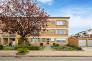 <strong>Appartement op de eerste verdieping, inclusief garage, nabij het centrum van Hoevenen!</strong><br /><br />Bent u op zoek naar <strong>appartement met potentieel</strong> in het centrum van Hoevenen?<br />Dan is dit <strong>appartement inclusief garage</strong> precies wat u zoekt!<br /><br /><strong>Indeling</strong><br />Via de gemeenschappelijke inkomhal bereiken we het appartement op de eerste verdieping. De <strong>private inkomhal</strong> geeft toegang tot de ruime <strong>leefruimte </strong>op laminaat, ingedeeld in een zit- en eethoek en voorzien van elektrische rolluiken.<br /><br />De <strong>volledig geïnstalleerde keuken</strong> is net vernieuwd en heeft enkel nog wat afwerking nodig.<br /><br />Verder vinden we een <strong>aparte berging</strong> met aansluiting voor wasmachine en de <strong>badkamer </strong>voorzien van douchecabine, lavabomeubel en een toilet.<br /><br />Tot slot zijn er <strong>twee slaapkamers</strong>, voorzien van rolluiken, waarvan één toegang geeft tot het terras.<br /><br /><strong>Extra informatie</strong><br /><strong>✔ EPC-label C - 244 kWh/ (m² jaar)</strong><br /><strong>✔ Elektriciteit conform</strong><br /><strong>✔ Asbestveilig!</strong><br /><strong>✔ </strong>Inclusief <strong>garagebox </strong>met elektrische poort!<br /><strong>✔ Gemeenschappelijke kosten = +-160 EUR/maand:</strong> Voorschot verwarming, privatief waterverbruik, onderhoud + elektriciteit gemeenschappelijke delen, syndicus, blokpolis.<br /><strong>✔ </strong>Verkoop vindt plaats onder het <strong>registratiestelsel</strong><br /><br /><strong>Interesse?</strong><br />Mis deze opportuniteit niet!<br />📞 03/568 03 03<br />✉️ info@vastgoed03.be