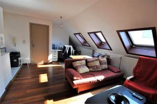 Een studio-appartement met 1 slk. (+/- 42 m²) binnen een kleinschalige gebouw bestaat uit 2 appartementen. Het eigendom geniet een bijzonder goede...