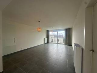 <span>Dit nieuwbouwappartement is gelegen in Westrozebeke</span><br /><br /><span>Het appartement is als volgt ingedeeld:<br />Inkomhal, apart toilet, geïnstalleerde keuken, lichtrijke leefruimte, terras, ruime berging, badkamer (dubbele avabo en inloopdouche) en twee slaapkamers.</span><br /><br /><span>Eveneens beschikt het appartement over een autostaanplaats (buiten).</span><br /><br /><span>Er is een lift aanwezig.</span><br /><br /><span>PLUSPUNTEN: <br />- EPC LABEL A<br />- PARKEERPLAATS<br />- GORDIJNEN/ARMATUREN VOORZIEN<br />- TERRAS <br /><br />*De prijs is exclusief € 50 syndickosten per maand.</span>